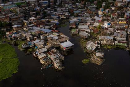 Vista del barrio ribereño de Educandos, son pequeñas casas precarias donde es difícil el distanciamiento social y las condiciones de higiene son muy malas