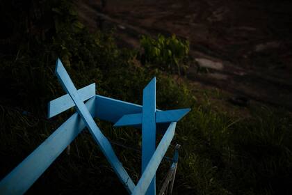 Cruces de madera en el cementerio Nossa Senhora Aparecida