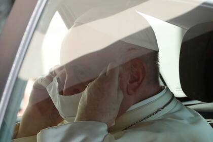 El Papa, con barbijo en el auto que lo trasladó en el Vaticano