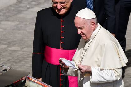 Al bajar del auto, el Papa se quitó el barbijo