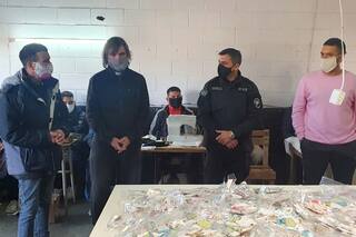 Coronavirus: presos hicieron barbijos y se los donaron al padre Pepe