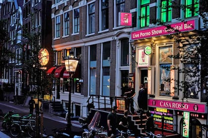 Coronavirus: reabrió la zona roja de Amsterdam con un gran cambio, sin besos