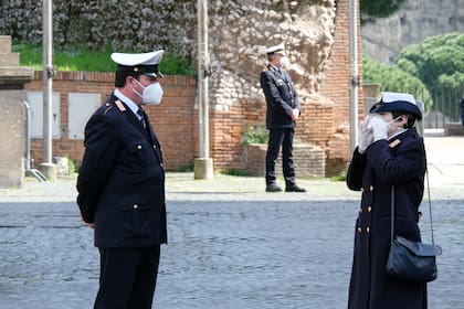 Los controles en las calles italianas; la cuarentena logró mermar los contagios, pero la lista de muertos sigue creciendo