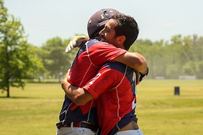 El abrazo de los Araya tras la victoria: Diego y Marcos