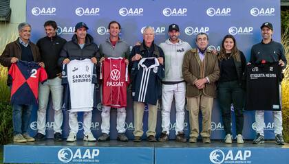 Coronel Suárez, La Dolfina, La Aguada, Santa Ana y Ellerstina, los cinco clubes ganadores de la Triple Corona estuvieron representados en el podio. De izquierda a derecha: Benjamín Araya, Nacho Novillo Astrada, Adolfo Cambiaso, Miguel Novillo Astrada, Héctor “Cacho” Merlos, Facundo Pieres, Daniel González, Luna Dorignac, Gonzalito Pieres.