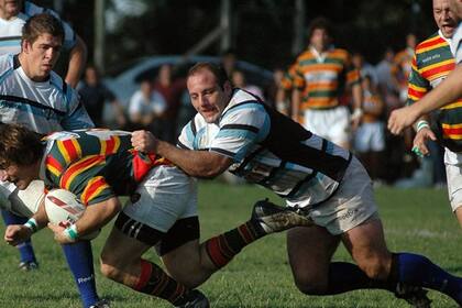 Corral en acción; tackleando frente a Lomas