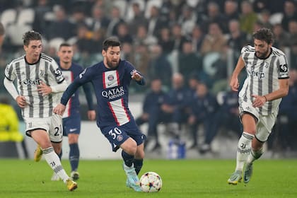 Corre Lionel Messi, en un encuentro de Champions League