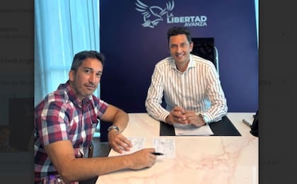 Correa, a la izquierda, junto a Adrián Nuñez, titular de LLA-Misiones