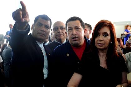Correa, Chávez y Fernández de Kirchner, los tres presidentes de la región que más uso hacen de la cadena nacional, según El País de España