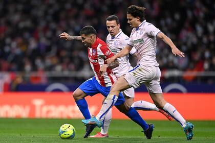 Correa la puntea de derecha y se escapa de dos rivales.