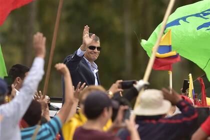 Correa se despide de sus seguidores en Quito, antes de partir para radicarse en Bélgica