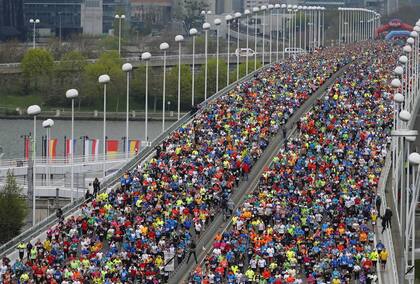 Corredores cruzando el Danubio durante la Maratón de Viena