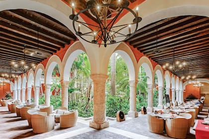 Corredores de sombra donde sentarse a contemplar fijamente un centro verde, porque acá el mundo exterior parece haber dejado de existir.