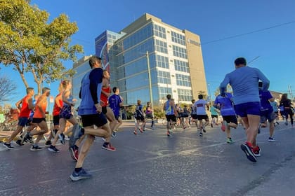 Corredores en acción; en el centro, Edgard Chávez, ganador de la Prueba Atlética Día del Vidriero