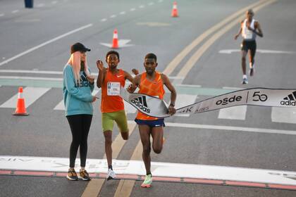 Corredores keniatas y etíopes lideraron el podio, con una marca apenas superior a la hora para los 21 kilómetros 