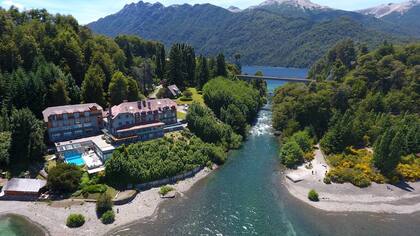 Correntoso, uno de los hoteles más antiguos y espléndidos de la Argentina, te espera en Villa La Angostura