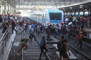 Constitución: largas colas y corridas por la interrupción de la línea Roca