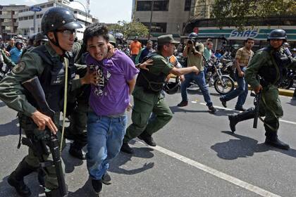 Corridas y detenidos en Caracas, en una jornada de violencia en Venezuela en 2017