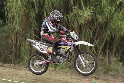 Corriendo en motos, en 2017.