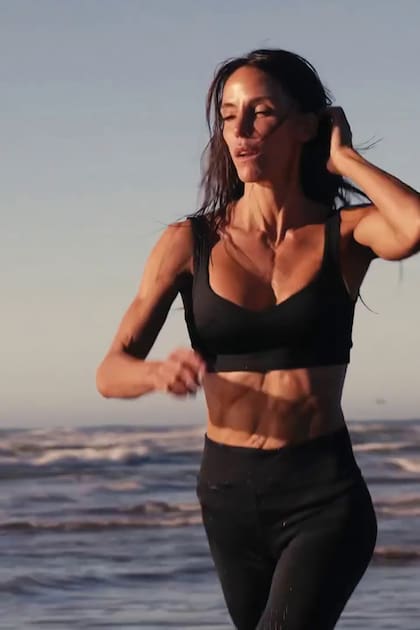 Corriendo por la orilla del mar, una de sus rutinas impostergables