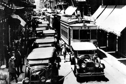 Corrientes entre Esmeralda y Maipú, un mediodía de 1930 cuando todavía era una calle angosta