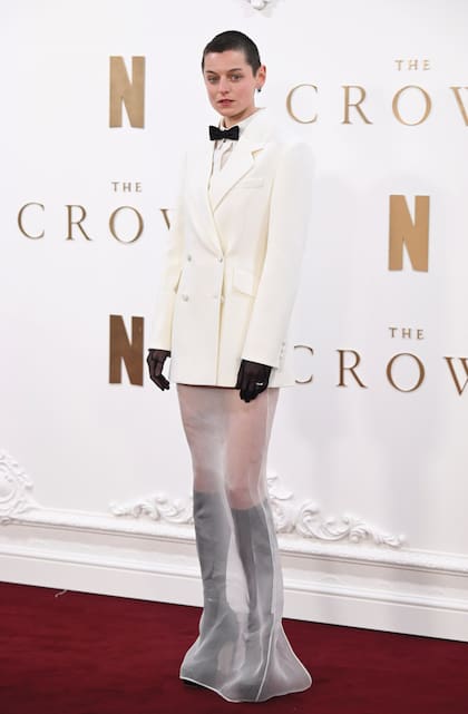 Corrin eligió un esmoquin blanco y pajarita de Miu Miu que combinó con una falda blanca semitransparente, guantes de cuero negro, botas con plataforma y joyas de Cartier.