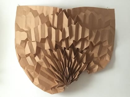 Corrugado. Una parte de la serie Ruido, obra de Alejo Wilkinson, presidente de la asociación Origami Argentina