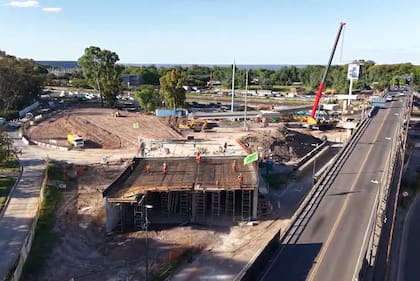 Cortan Lugones para montar el nuevo tramo del puente Labruna.