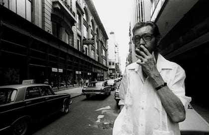 Cortázar en la calle San Martín, en su última visita a Buenos Aires, en diciembre de 1983