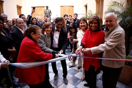Corte de cinta en el Museo Mitre: Gabriela Mirande Lamédica, directora del museo, junto a los hijos de Alfredo Sinclair y el embajador de Panamá, Juan Luis Correa