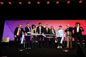 Silbidos, reclamos y tensión en la apertura de la Feria del Libro 2026