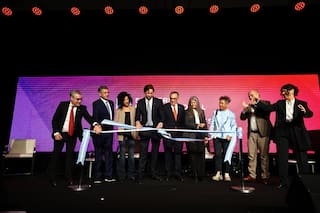 Silbidos, reclamos y tensión en la apertura de la Feria del Libro 2026