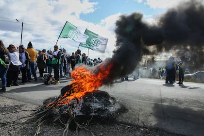 Corte sobre la Ruta 7 por parte de varios gremios: estatales, vial, de pesca, salud y docentes, en Chubut