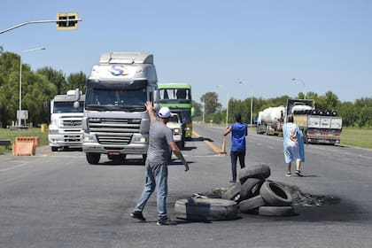 Los transportistas realizaron cortes en Santa Fe hasta que un medida del Ministerio de Seguridad provincial los desalojó