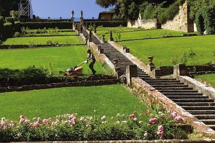 Corte de pasto en los jardines de Villa Bardini.