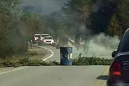 Corte de ruta en Villa Mascardi