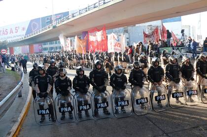Fuerte operativo en el corte del puente Pueyrredón