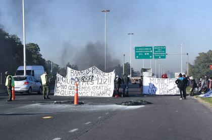 Corte en la autopista Riccheri tanto mano a la Ciudad como a provincia de Buenos Aires. Vecinos del barrio Puente 13 interrumpen allí en tránsito de forma intermitente en reclamo de servicio de luz