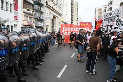 corte en la subida al puente Pueyrredón, sobre avenida Mitre, en Avellaneda.
Paro general por la reforma laboral