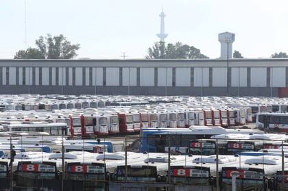 El estacionamiento de una terminal de colectivos
