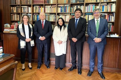 Corte IDH encabezada por el Presidente Juez Ricardo C. Pérez Manrique, junto a la Jueza Verónica Gómez, la Jueza Patricia Pérez Goldberg, el Secretario Pablo Saavedra Alessandri y la Secretaria Adjunta Romina I Sijniensky, en una reunión de trabajo con el Pleno de la Cámara Federal de Casación Penal