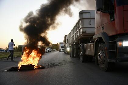 Corte parcial de la ruta 33 por la asamblea de productores cerca de Zavalla