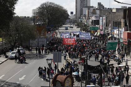 Corte total de Rivadavia a la altura de Gral Paz en Liniers; manifestación; marcha; polo Obrero