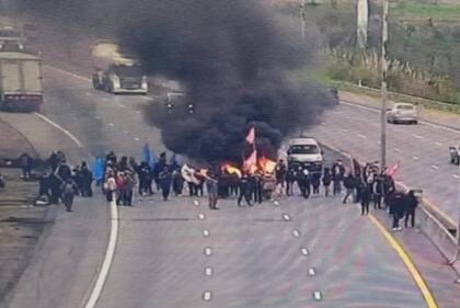 Corte total en la Autopista Buenos Aires-La Plata por una manifestación en apoyo a Cristina Kirchner