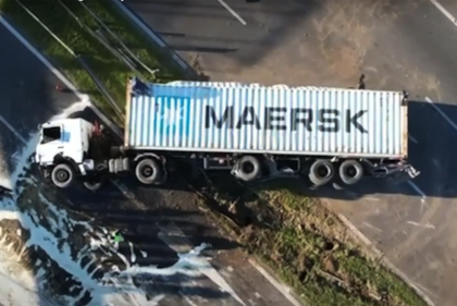 Corte total en la Panamericana: volcó un camión y derramó aceite en la autopista
