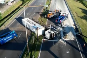 Corte total en la Panamericana: volcó un camión y derramó aceite en la autopista