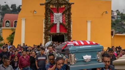Cortejo fúnebre de Misael, Yovani y Jair por las calles de San Marcos Atexquilapan
