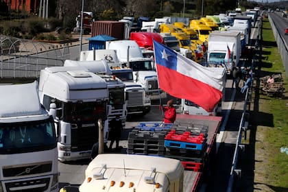 Cortes de rutas de camioneros en Valparaíso por el aumento de los ataques de los mapuches en la Araucanía, sur de Chile