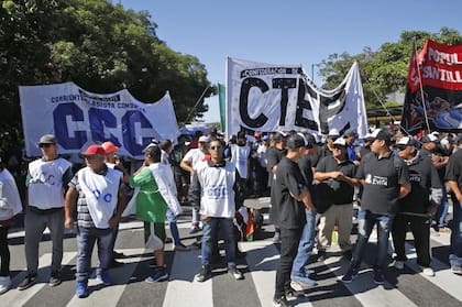 Cortes de tránsito: las organizaciones sociales marchan en el centro porteño