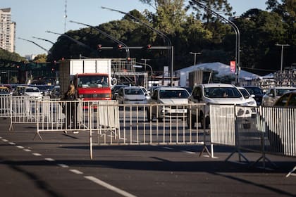 Cortes de tránsito y vallados modifican el acceso a calles internas del barrio, lo que obliga a conductores a reorganizar sus recorridos habituales